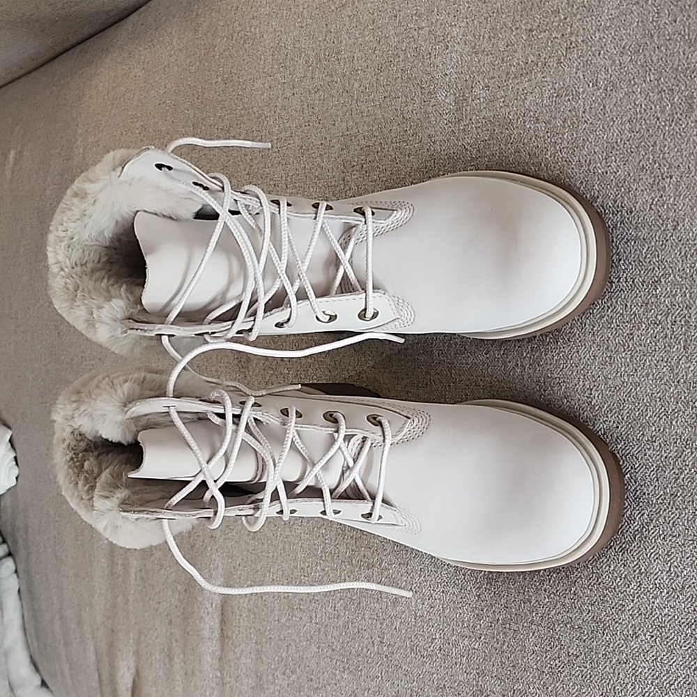 Timberland faux fur boots, small heal, very light gray